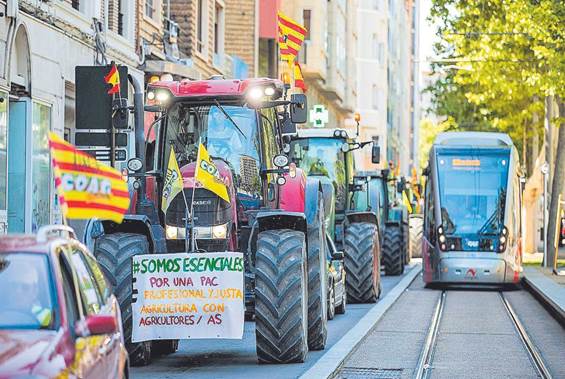Tractorada en Zaragoza por la nueva PAC el mes pasado, a su paso por la Gran Vía zaragozana